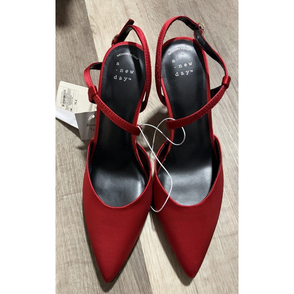 Women’s Red Satin Heels Size 7 1/2 NWT A8
